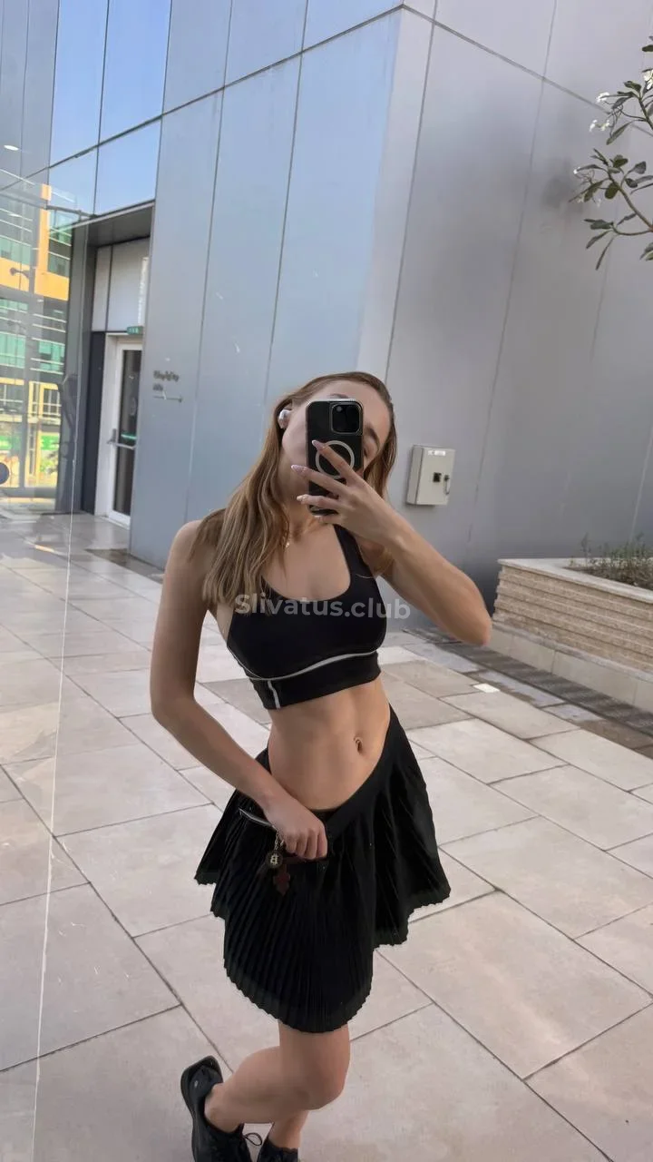 18+ komukota блогерша без одежды