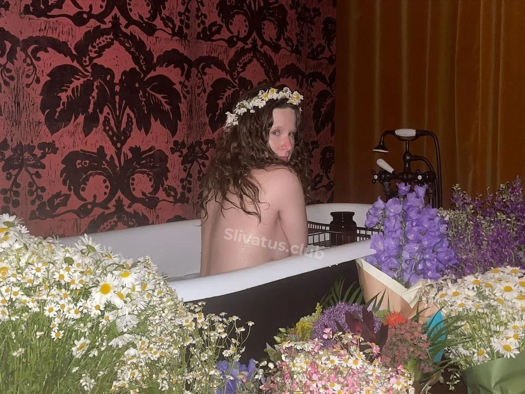18+ Монеточка (monetochkaliska) знаменитость без одежды
