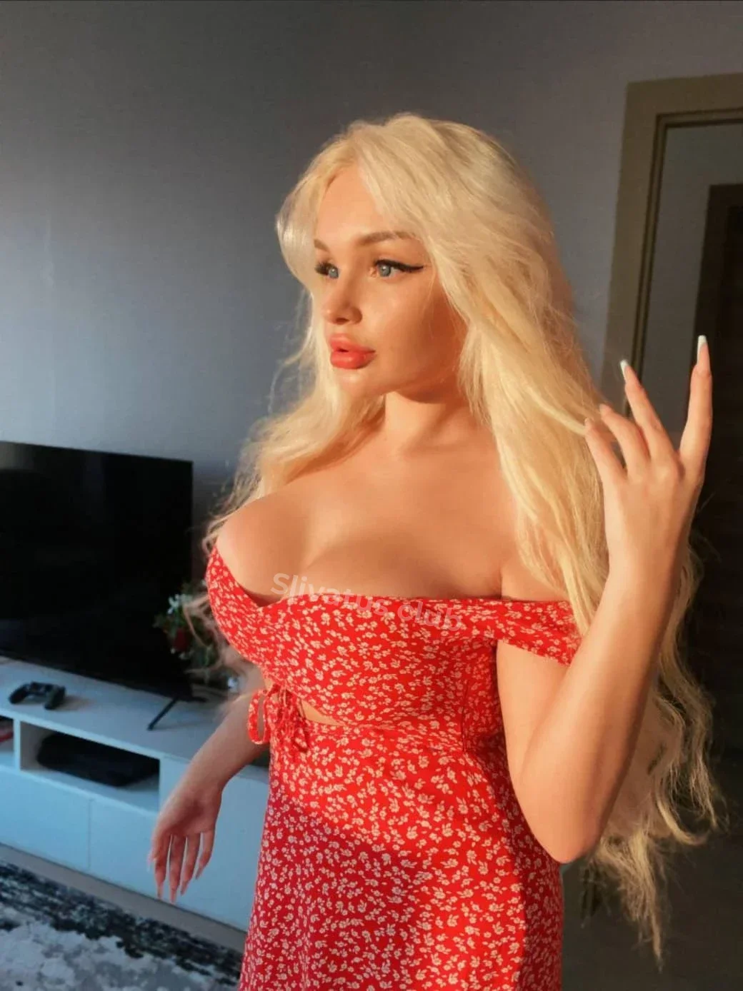 18+ Слив интимного фото блогерши Arina Sl (Арина Слугина)