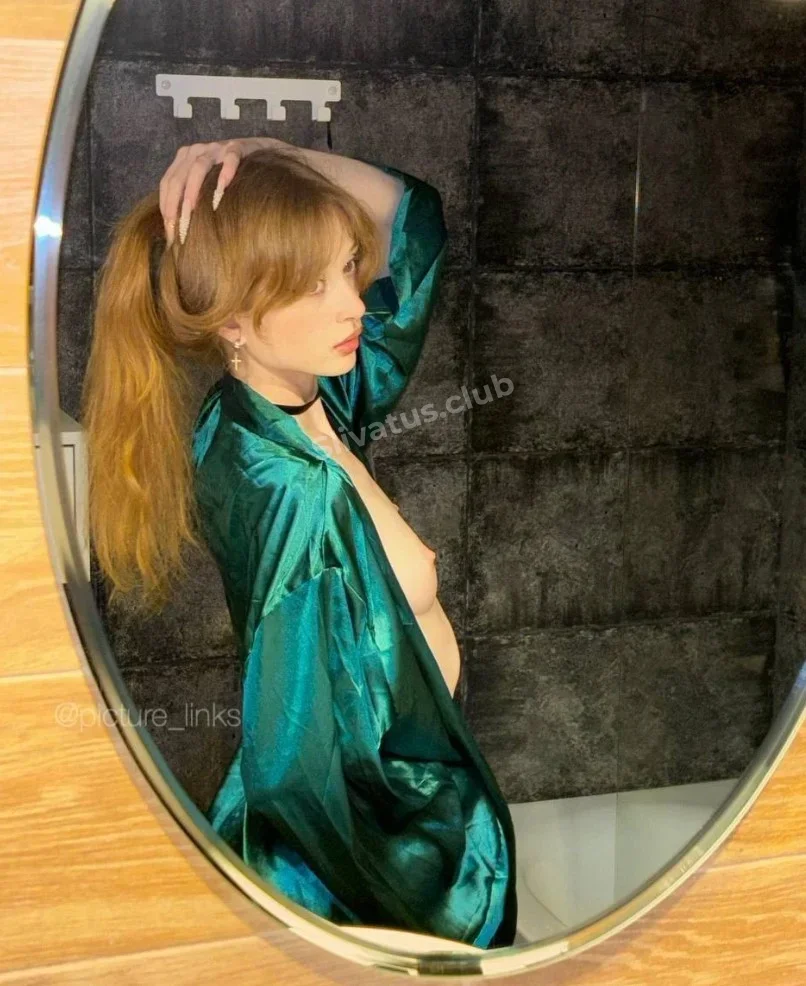 Без цензуры Голая тиктокерша Mnepohuyy на фото