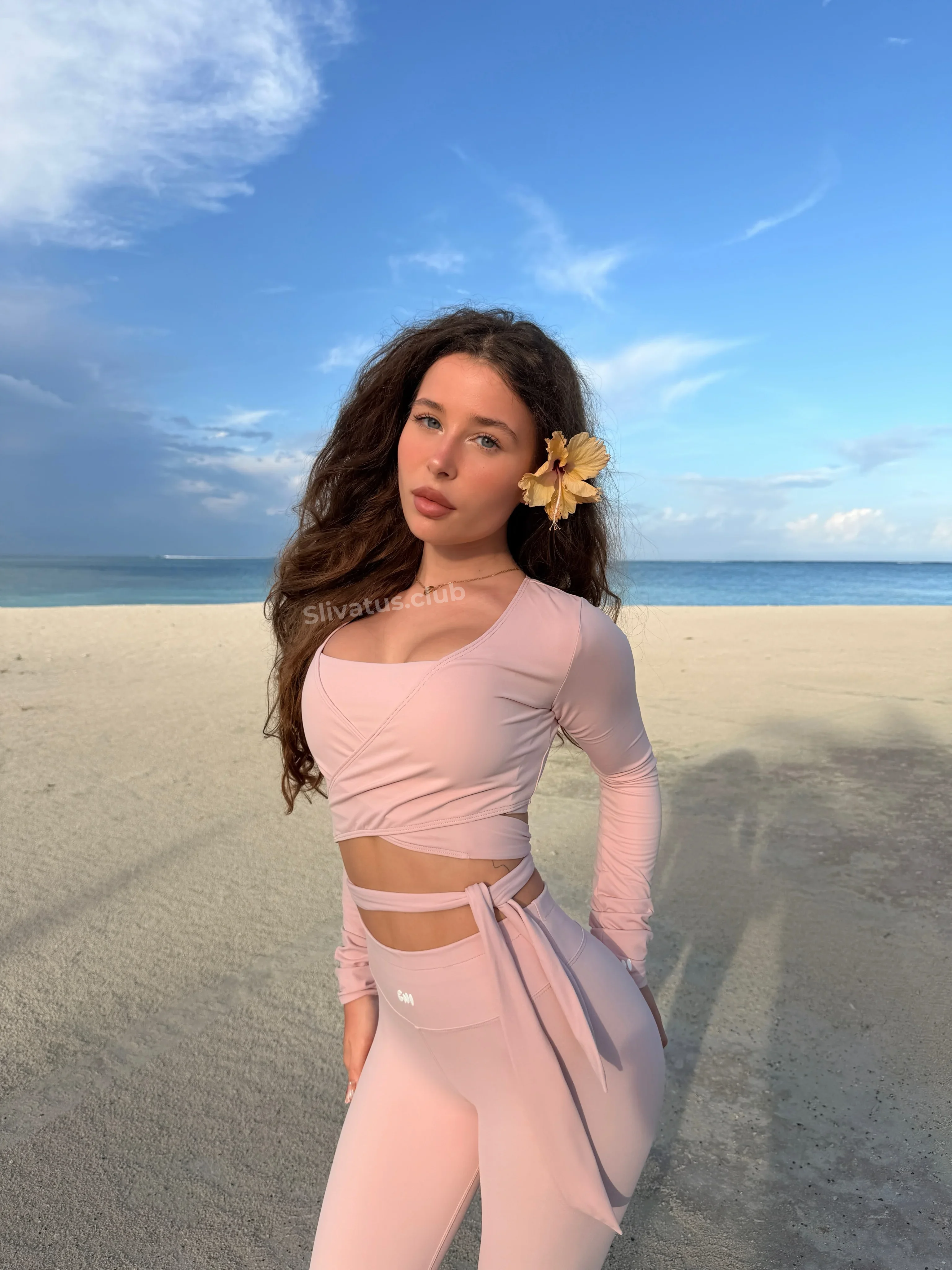 Скандальный Эротическое фото тиктокерши Аля Еникеева (en.alya)